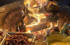 Chale de Madeira - Lareira e Fogueira---lindo gramado com mesa para café da manhã, churrasqueira e fogueira - Foto 50