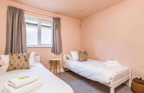 Stylish and fresh 4 bed beach house with garden - Pass the Keys - Foto 6