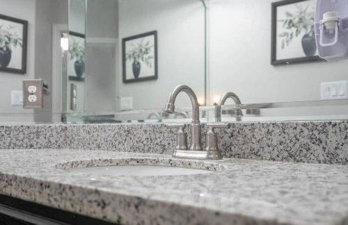 Sunset Retreat, Clean Modern 3BR, Garage, Near 191 - Foto 19