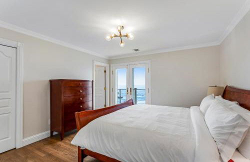 Oceantfront Estate with Luxury Kitchen & Game Room - Photo 23