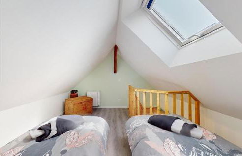 Stunning Home In Neuilly Le Vendin - Photo 18