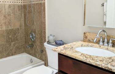 3br,3ba home near Downtown and Airport, Walk to the Stadium - Foto 22