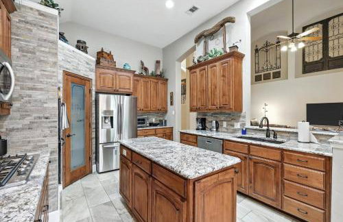 Lewisville Luxe Pool Getaway - Patio BBQ TV Room - Foto 16