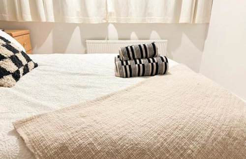 Spacious Luton Airport Accommodation - Perfect for Contractors, Families, Tourists & Long Stays - Foto 51