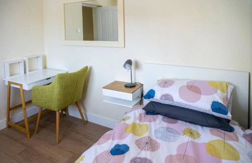 Walking distance to hospital and town with free off-road parking - Foto 10