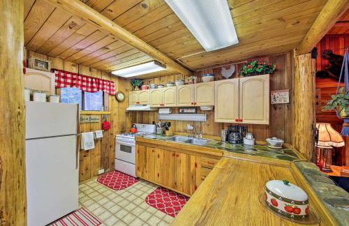 Private Yaak River Hideaway with Deck and Mtn Views! - Foto 8