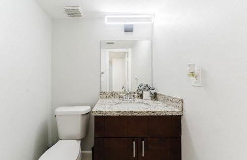 Modern Boca Condo Near FAU - 2 KING BR, Pool - Foto 24