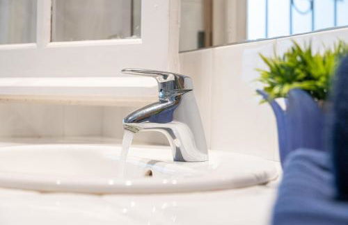 "Charm & Cozy 4BR - 3BA with Pool & Barbecue" - Photo 15