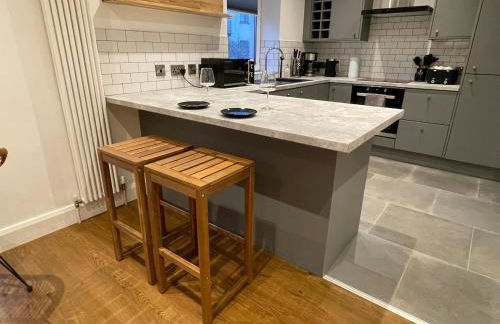 1 bedroom city centre apartment with free parking - Foto 8