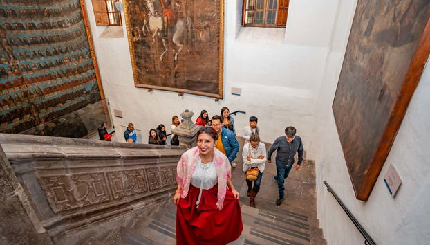 Disfrutando la visita guiada en una iglesia