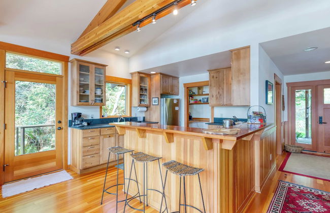 Goss Lake Chalet by Avantstay Lakefront w/ Dock - Photo 16