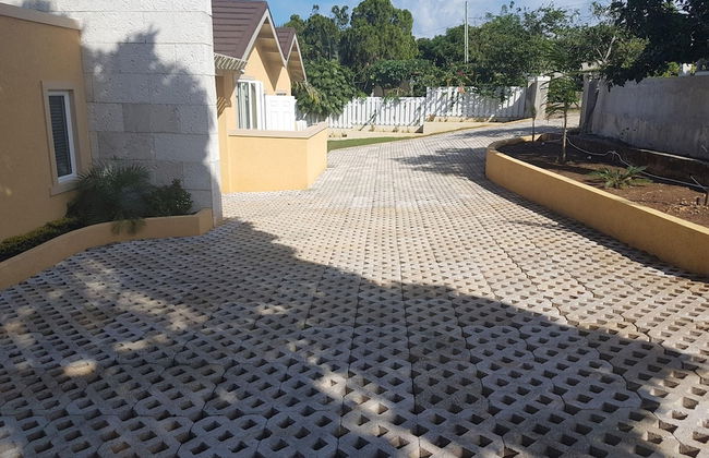 Je Suis Jamaica - 4 B R Beachfront Villa w Staff - Photo 77