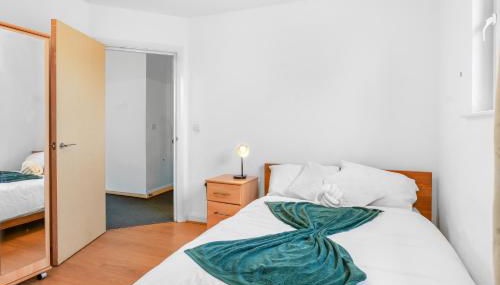 City Center Base Spacious Apartment with Secure Parking - Foto 3, towels, wardrobe