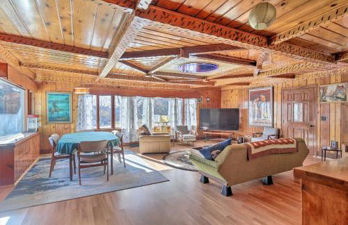 Retro Rhinelander Lake Retreat with Fire Pit! - Foto 1