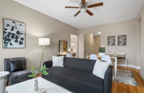 Perfect 3BR Apt in Chicago with WiFi & Laundry - Touhy 3N - Foto 1