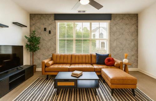 Elegant 2BR with Resort Pool and Lounge Areas 2 - Photo 4