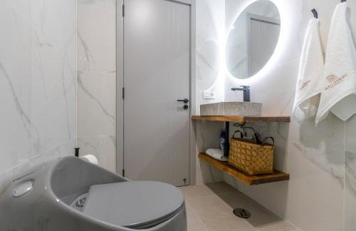 Apartamento de Lujo con Jacuzzi Privado, Piscina y Vistas al Mar - Foto 19