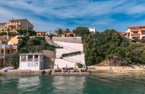 Apartments by the Beach with Pool and Lounge Beds - Miral Apartments - Foto 8