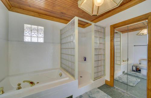 Lakefront Eufaula Escape with Dock and Private Beach! - Foto 21