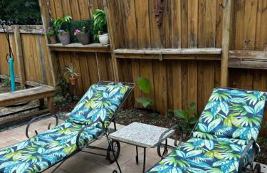 3 Bedroom Cozy Cottage with fenced in backyard and hot tub 4 miles to the beach - Foto 7