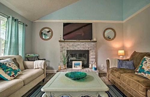 Walk to Haigis Beach Cape Cod Retreat with Deck! - Foto 4