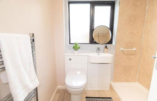 Stylish 4 bed - Contractor Stays, Wi-fi, Plenty of Parking - Foto 26