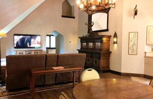 Castle Gatehouse Rental for a Unique Getaway near Bolton Landing, New York - Foto 17