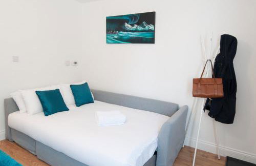 The Wellington - Stylish 3-Bedroom House, Sleeps 8, Ideal for Professionals - Photo 31