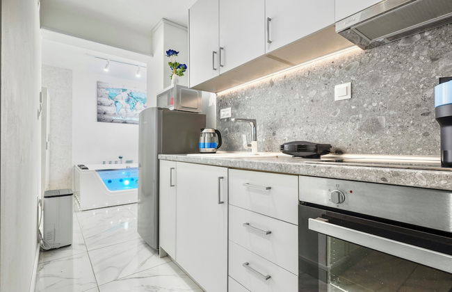 Premium Jacuzzi Suite at the City Center - Photo 22