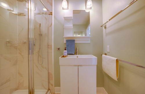 Walk to Festival of Lights Cozy Couples Retreat - Foto 16