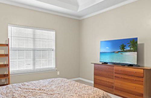 Private Fenced Yard • Sleeps 10 • Mins to Malls - Foto 18