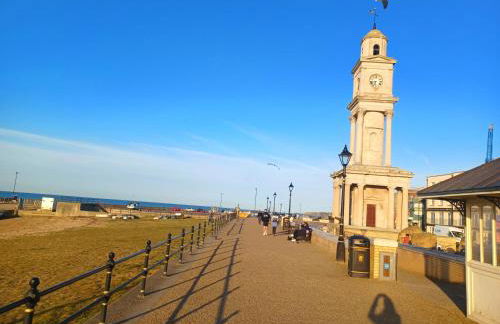 Richmond Cottage - Brand New 4BR Holiday Home, just 3 minutes from the beach with Pool Table and Free Parking - Foto 39