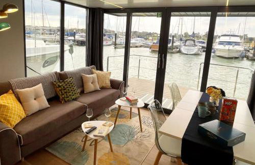 Yarmouth Waterlodge Floating Apartments 2 - Photo 10