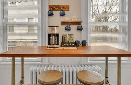 Classic West Hartford Center Apartment - Foto 11