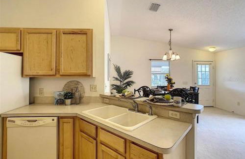 Cozy home, Right Next Door to Lake Sumter Square! - Foto 4