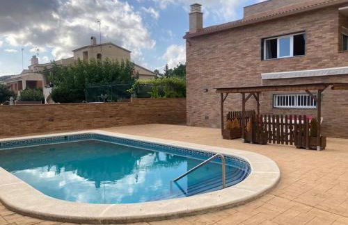 GRANDIOSO CHALET EN CASTELL DE POBLA MONTORNES - Foto 1