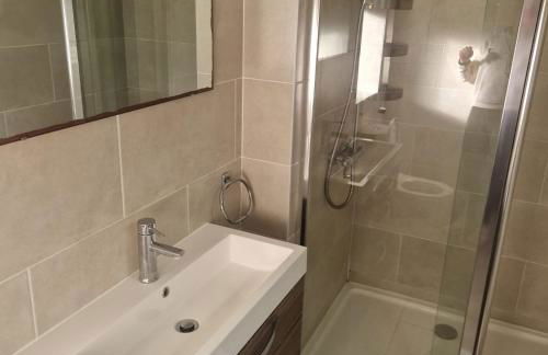 4 Bedroom Group Stay, 3 Bathrooms, Easy Parking - Photo 13