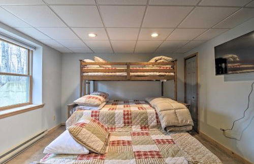 Secluded Gaylord Cabin with Deck, Fire Pit and Grill! - Foto 15