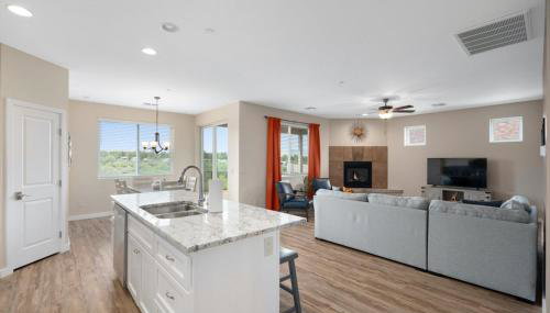 Stunning Views + Hot Tub + Location! 3 bed/3 bath - Foto 5