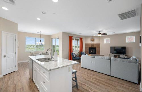 Stunning Views + Hot Tub + Location! 3 bed/3 bath - Foto 5