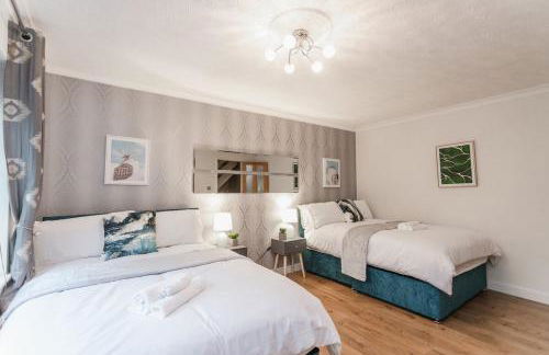 Elegant 5-Bed Home, Families & Friends, Sleeps 6, Parking, Free Wi-Fi - Foto 32