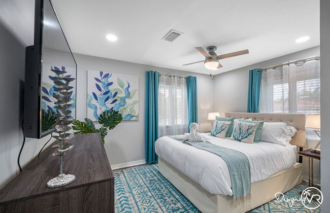 Chic 8BR with Heated Pool & Waterview - Photo 8