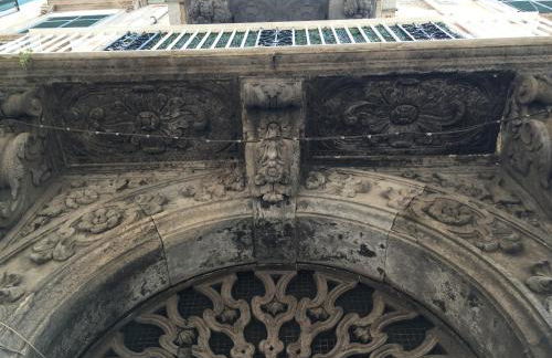 La cartolina di Napoli free parking for small cars only - Foto 24