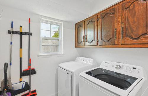 5-BR Relaxing Retreat with Pool Hot tub Fire Pit - Foto 34