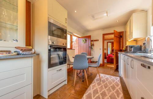 The Owl House with swimming pool and private hot tub - Foto 8