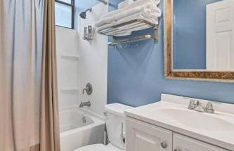 St Louis Tower Grove Two-Story Townhome Perfect for Groups Side A - Photo 12