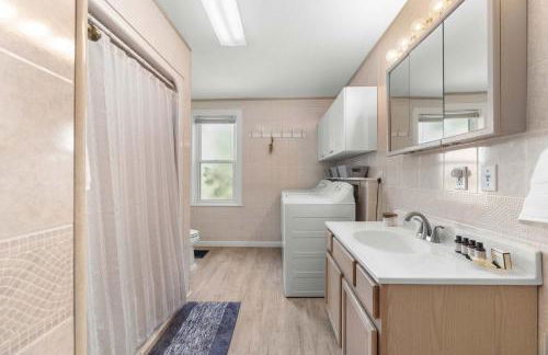 Keuka Wine Trail Vineyard View Farmhouse - Fire Pit & Game Room - Foto 31