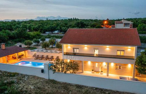 Gorgeous Home In Nadin With Wifi - Photo 1