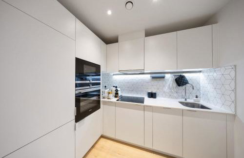 Modern & Cozy 2-Bedroom Apartment plus Parking, Gym, Cinema, Games Room, Workspace - Photo 32