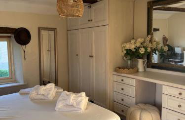 Boho Chic Cottage & Wild Garden nr Soho Farmhouse - Photo 26